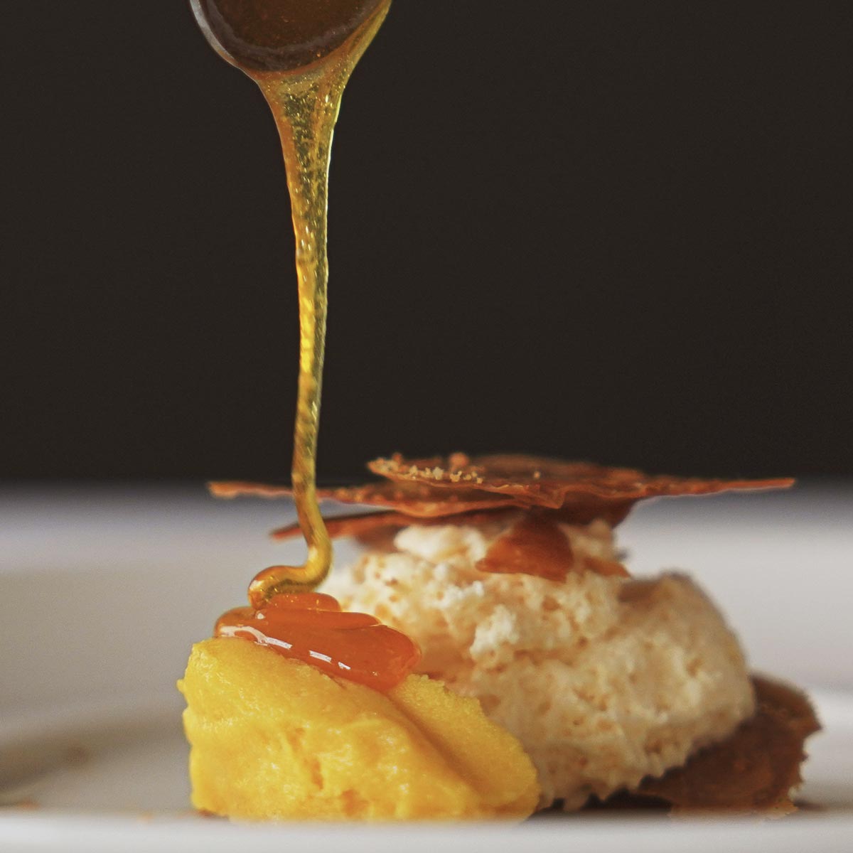 Carta Rekondo restaurante - Milhojas de mousse de chocolate blanco, coulis de naranja y sorbete de maracuyá